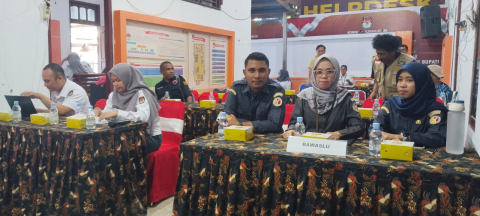 Staf Bawaslu Kaimana Bersama Ketua Menghadiri Kegiatan Sosialisasi SIPOL.